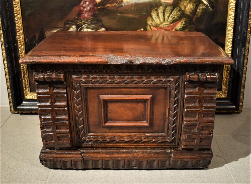 Italian Renaissance Small walnut chest, end of tehe 16th century - Furniture Style Renaissance